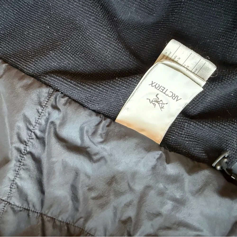 Arc'teryx Men's Dark Blue Lightweight Softshell Jacket - Picture 3 of 4